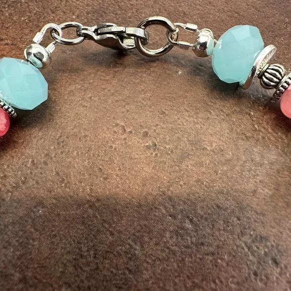 Chic Beaded Bracelet with Blue and Pink Accents - Picture 5 of 6